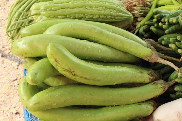 Berinjela fresca orgânica verde em comida de rua — Fotografia de Stock