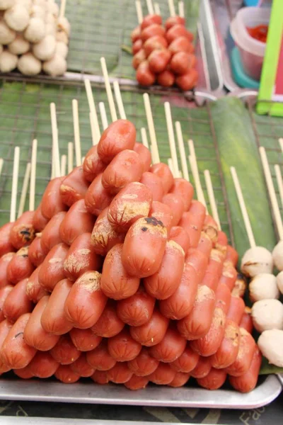 Sosis panggang sangat enak di makanan jalanan. — Stok Foto