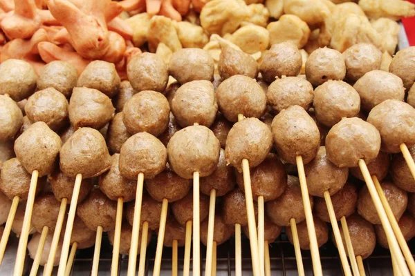 Albóndigas a la parrilla es delicioso en la comida de la calle — Foto de Stock