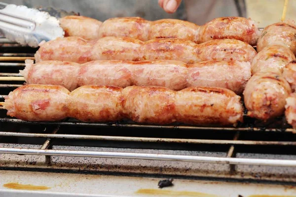 Grillwurst asiatisch lecker beim Streetfood — Stockfoto