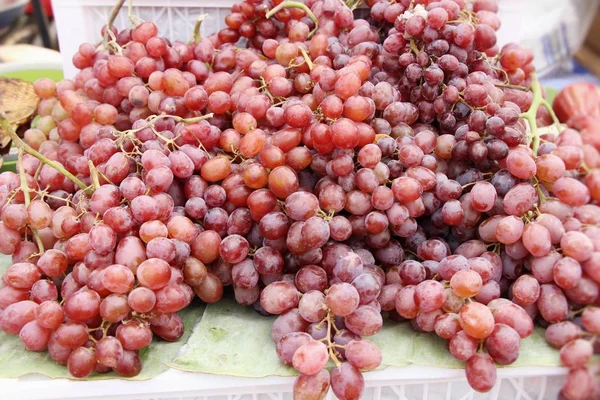 Uve fresche di frutta deliziosa al cibo di strada — Foto Stock