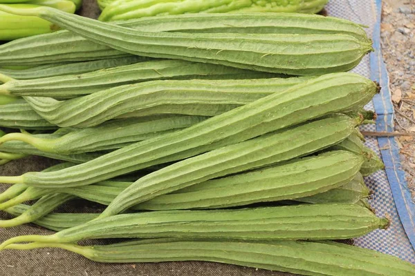 Vleugelkomkommer voor het koken op straat eten — Stockfoto