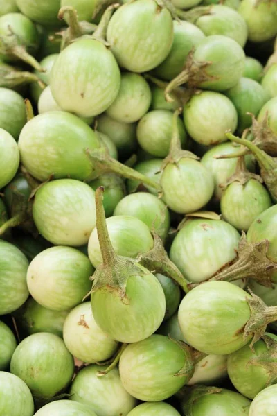 Berenjena fresca verde orgánica en la comida callejera —  Fotos de Stock