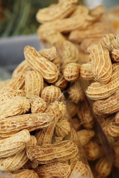 Los cacahuetes hervidos son deliciosos en la comida callejera —  Fotos de Stock