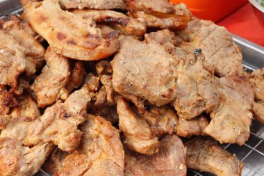 Kavrulmuş domuz sokak gıda lezzetlidir