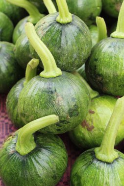 Belgili tanımlık çarşı içinde yemek pişirmek için taze kabak