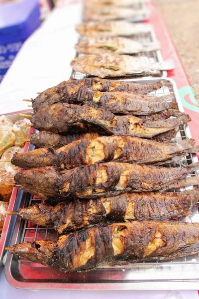 Pesce alla griglia è delizioso al cibo di strada — Foto Stock