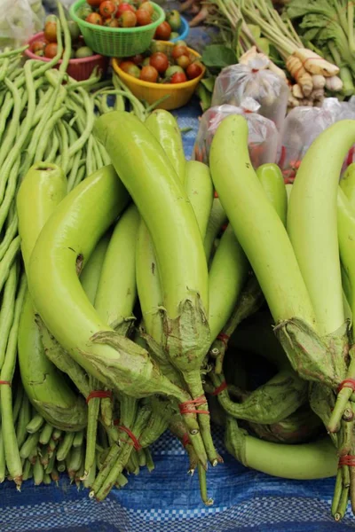 Berenjena fresca verde orgánica en la comida callejera —  Fotos de Stock