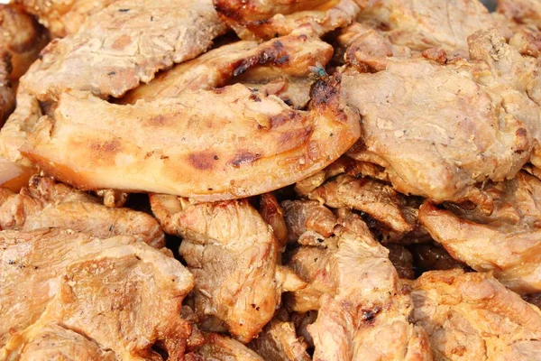 Daging babi panggang lezat di makanan jalanan. — Stok Foto
