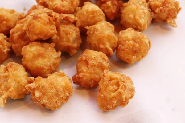 Nuggets de pollo frito con salsa es delicioso —  Fotos de Stock