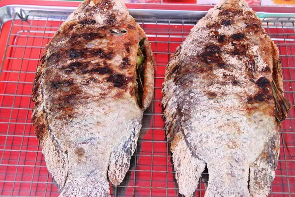 Peixe grelhado é delicioso na comida de rua — Fotografia de Stock