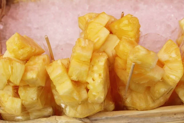Färsk ananas är utsökt i gatumat — Stockfoto