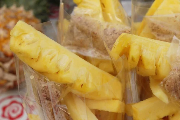 La piña fresca es deliciosa en comida callejera —  Fotos de Stock