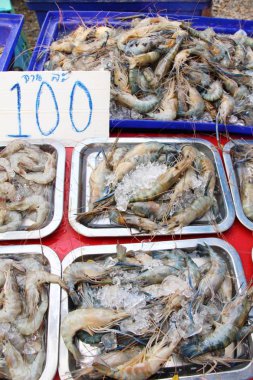 Sokak gıda yemek pişirmek için taze karides