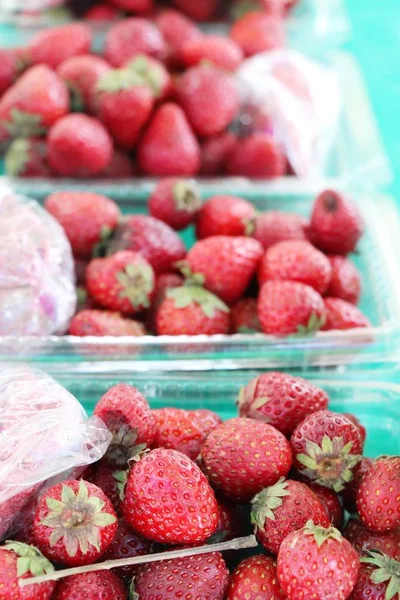 Fragole fresche è delizioso al cibo di strada — Foto Stock