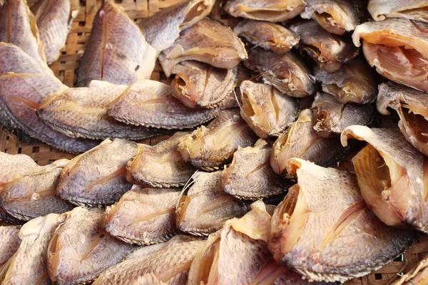 Сушеная рыба для приготовления пищи на улице — стоковое фото