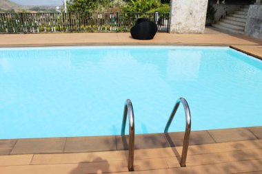 Doğa ile havuza merdiven