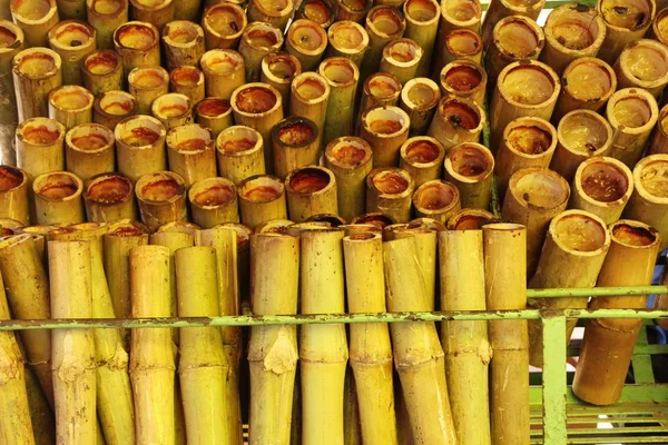 Arroz glutinoso com leite de coco torrado em bambu — Fotografia de Stock