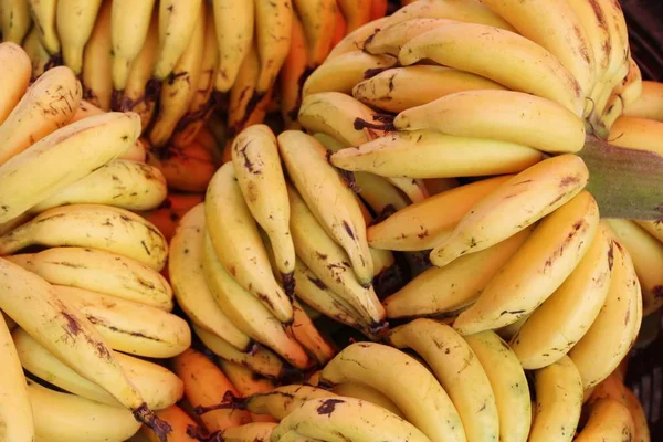 成熟的香蕉是美味的街头食品 — 图库照片