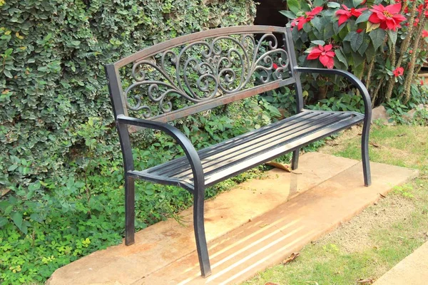 Houten stoelen in de tuin vintage stijl — Stockfoto