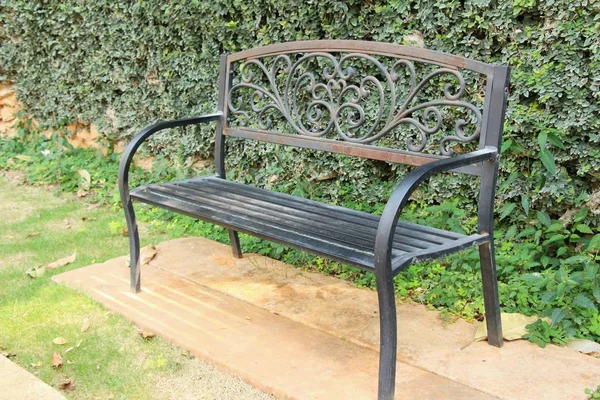 Houten stoelen in de tuin vintage stijl — Stockfoto