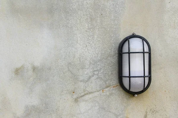 Lâmpada ao lado da parede de tijolo estilo vintage — Fotografia de Stock