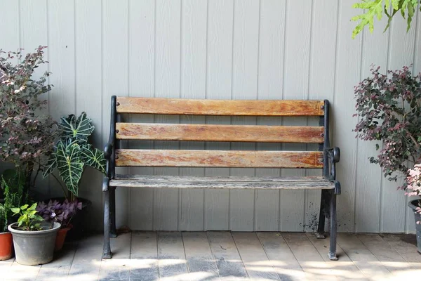 Holzstühle im Garten Vintage-Stil — Stockfoto