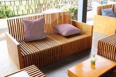 Vintage tarzı koltukları bahçede ayarla