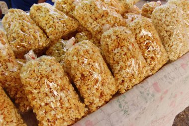 Patlamış mısır üzerinde sokak gıda lezzetli tereyağı ile