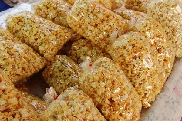 Palomitas de maíz con mantequilla deliciosa en comida callejera — Foto de Stock