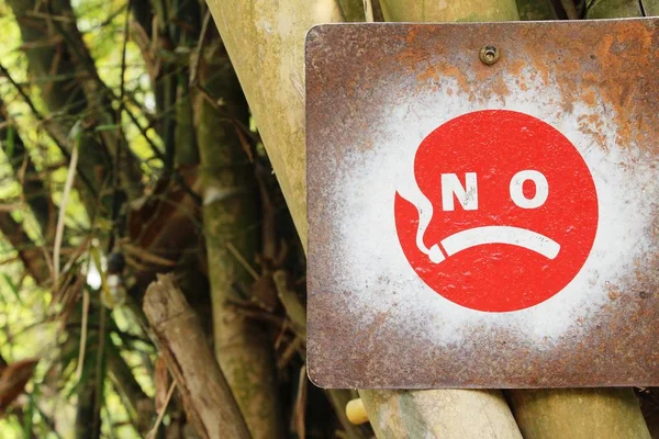 No smoking sign on the wall background — Stock Photo, Image