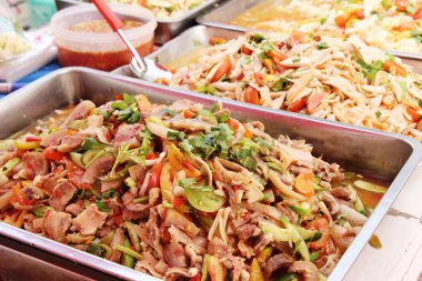 Baharatlı domuz eti salata sokak gıda lezzetli 