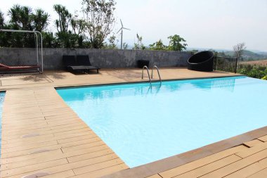 Doğa ile havuza merdiven