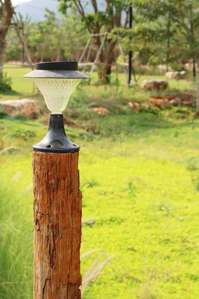 Lampe dans le jardin au style vintage — Photo