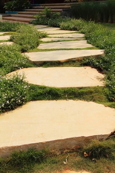 Caminho do jardim com pedra na natureza — Fotografia de Stock