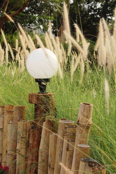 Lamp in de tuin in vintage stijl — Stockfoto