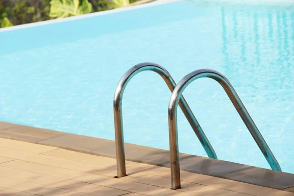 Treppe im Pool mit der Natur — Stockfoto