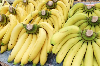 Olgun muz sokak gıda lezzetlidir