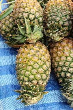 Taze ananas sokak yemeklerinde lezzetlidir.