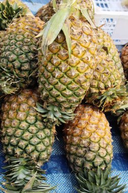 Taze ananas sokak yemeklerinde lezzetlidir.