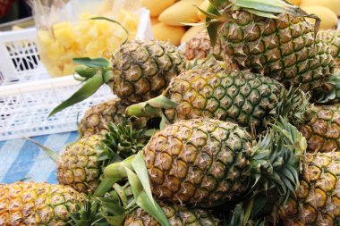 Taze ananas sokak yemeklerinde lezzetlidir.