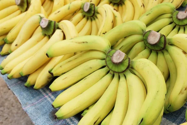 La banana matura è deliziosa al cibo di strada — Foto Stock