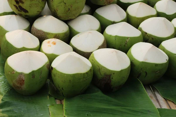 La frutta al cocco è deliziosa al cibo di strada — Foto Stock