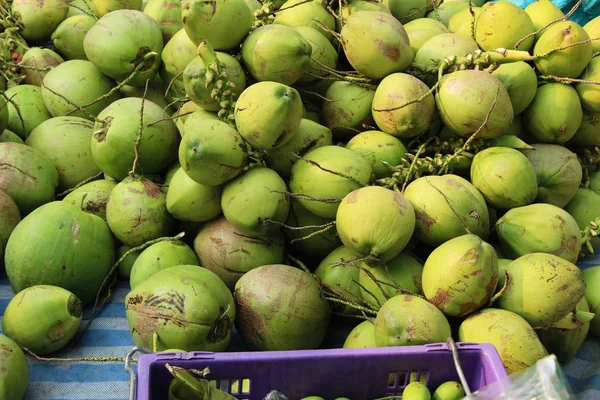 Fruta de coco es delicioso en la comida de la calle — Foto de Stock