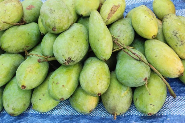La fruta de mango es deliciosa en la comida callejera — Foto de Stock