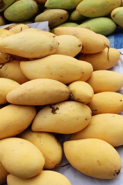 Спелые фрукты манго вкусные на улице пищи — стоковое фото