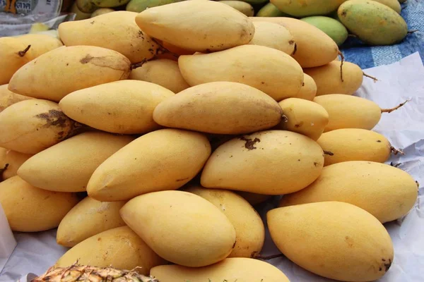 Fruta madura de mango deliciosa en la comida callejera — Foto de Stock