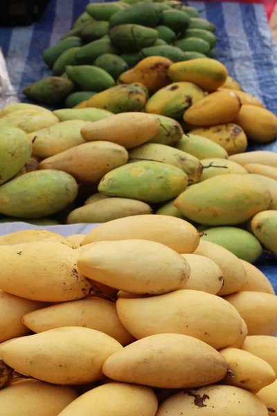 Спелые фрукты манго вкусные на улице пищи — стоковое фото