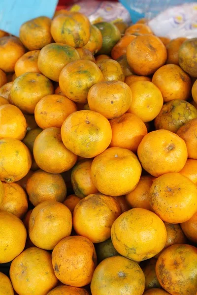 Orangenfrüchte schmecken beim Streetfood — Stockfoto