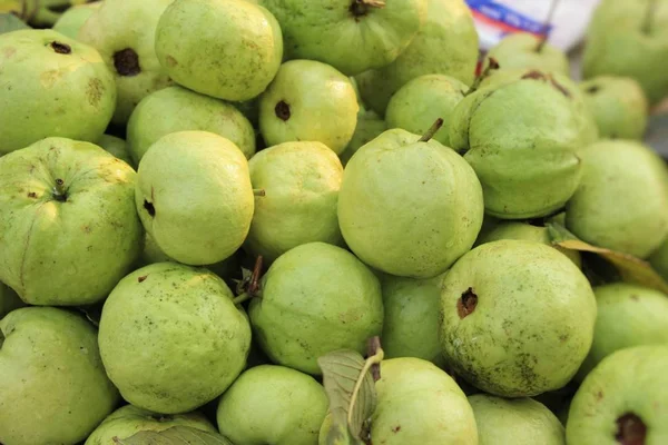 Fruta de goiaba é deliciosa em comida de rua — Fotografia de Stock